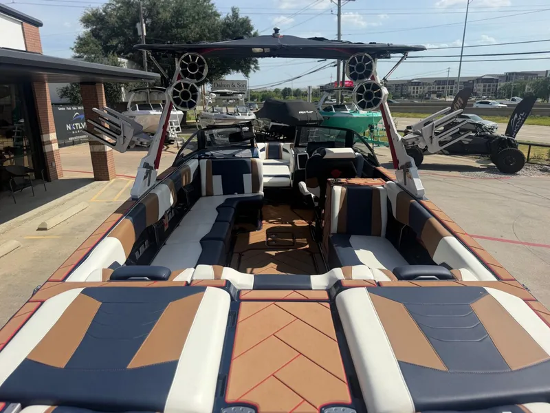 Slide: The Image of Malibu Wakesetter 25 LSV 2022 - 10