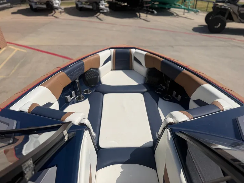 Slide: The Image of Malibu Wakesetter 25 LSV 2022 - 16