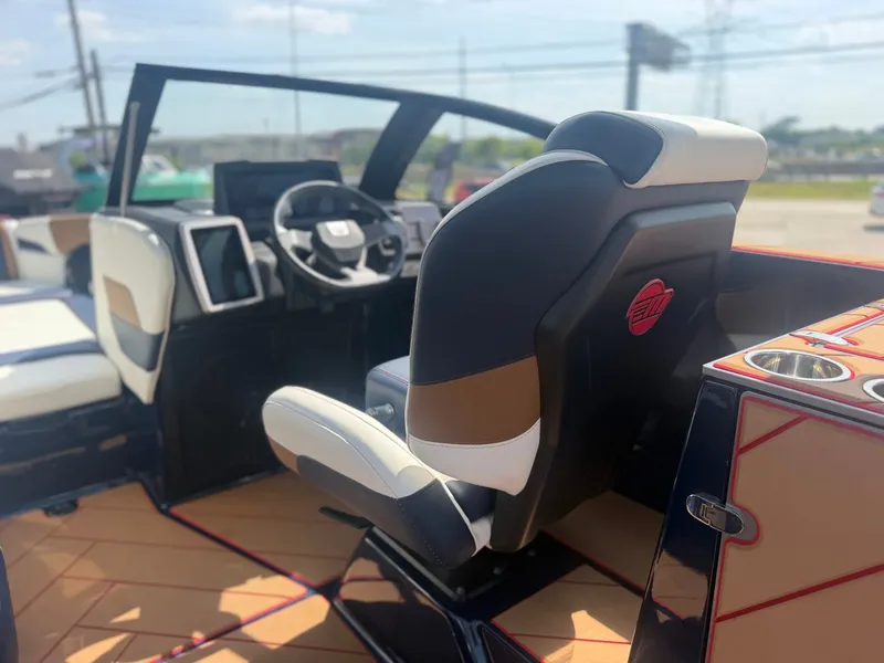 Slide: The Image of Malibu Wakesetter 25 LSV 2022 - 13