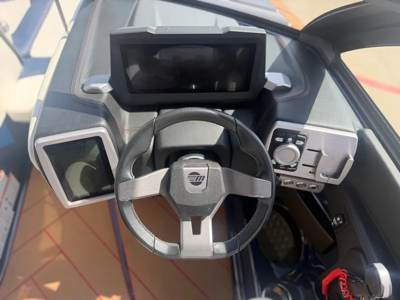 Slide: The Image of Malibu Wakesetter 25 LSV 2022 - 15