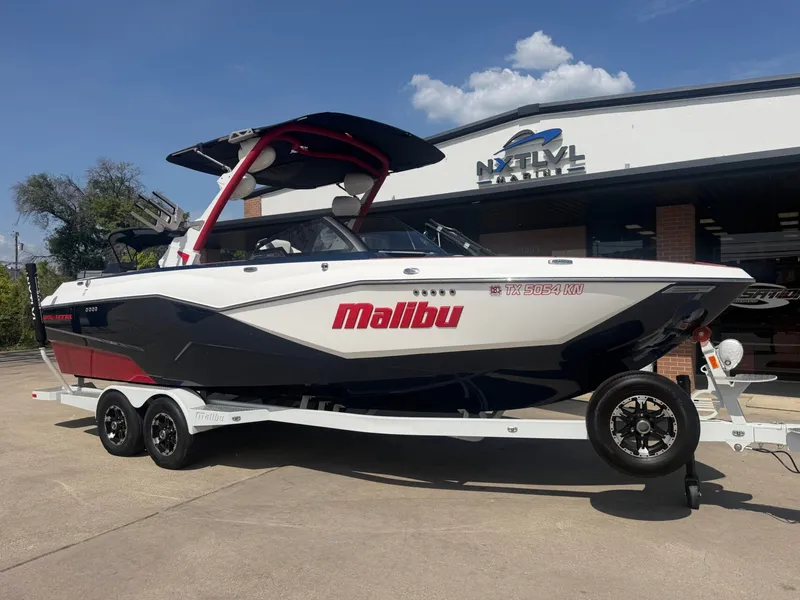 Slide: The Image of Malibu Wakesetter 25 LSV 2022 - 2