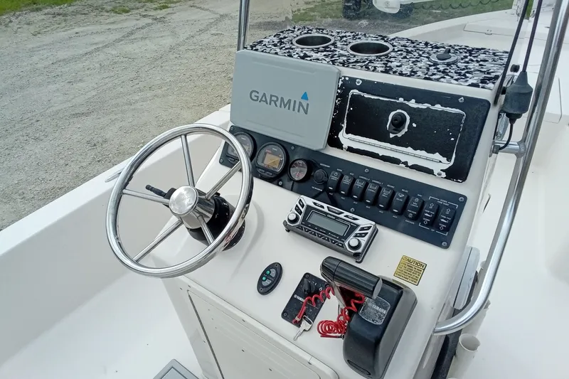 Slide: The Image of Console of a 2006 Pathfinder 2200 Tournament Edition boat with Garmin navigation system. - 16