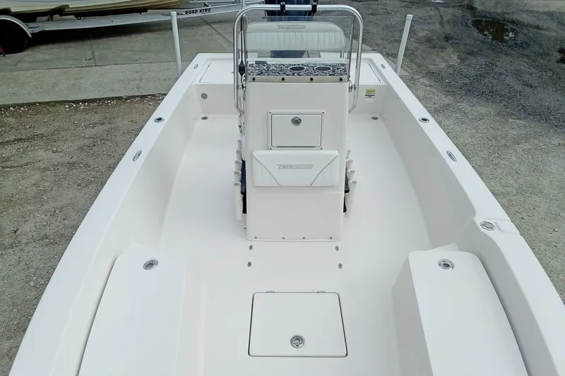 Slide: The Image of 2006 Pathfinder 2200 Tournament Edition boat interior with center console and seating. - 20