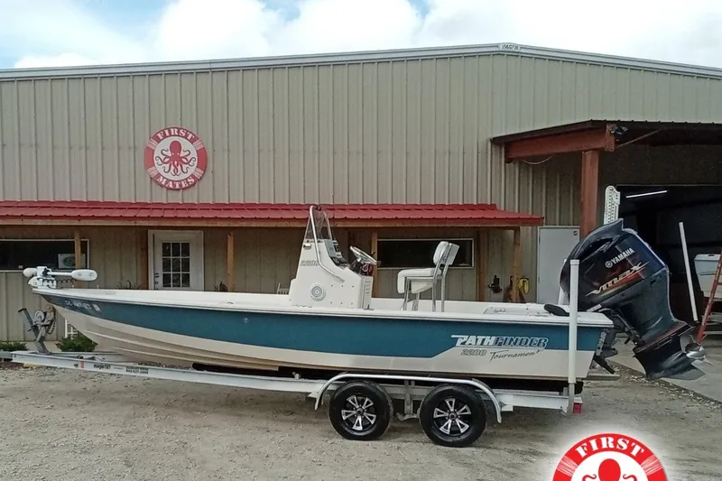 The Image of 2006 Pathfinder 2200 Tournament Edition boat on trailer outside First Mates building. - 1