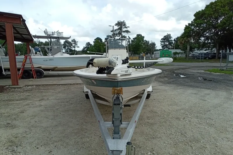 Slide: The Image of 2006 Pathfinder 2200 Tournament Edition boat on trailer in outdoor setting. - 4