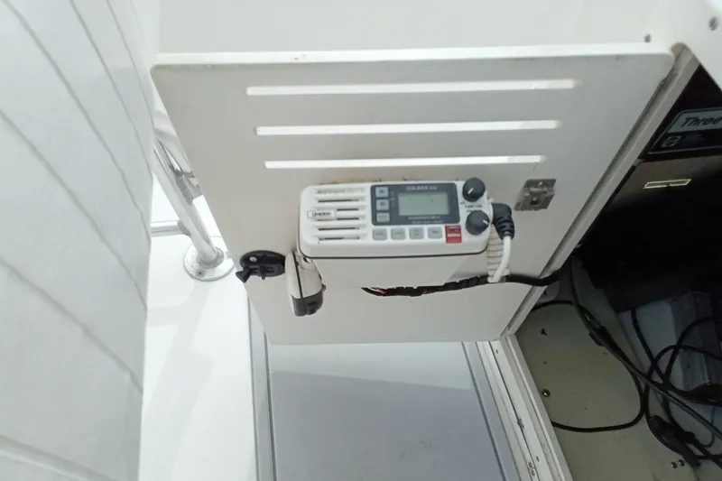 Slide: The Image of 2006 Pathfinder 2200 Tournament Edition boat radio equipment installation. - 17
