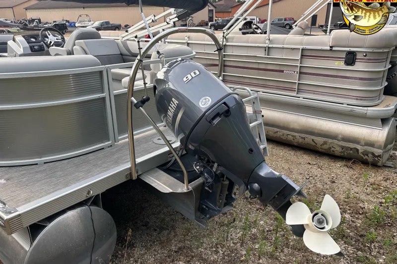 Slide: The Image of 2020 Bennington SX 22 SLX pontoon boat with Yamaha 90 outboard motor. - 4