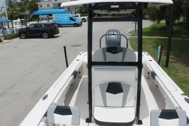 Slide: The Image of Robalo 246 Cayman 2022 - 35