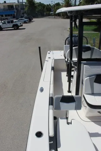 Slide: The Image of Robalo 246 Cayman 2022 - 17
