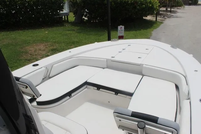 Slide: The Image of Robalo 246 Cayman 2022 - 33