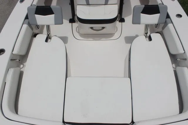 Slide: The Image of Robalo 246 Cayman 2022 - 34