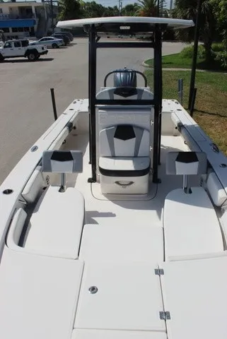 Slide: The Image of Robalo 246 Cayman 2022 - 15