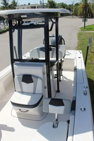 Slide: The Image of Robalo 246 Cayman 2022 - 18
