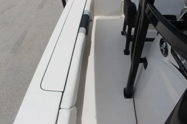 Slide: The Image of Robalo 246 Cayman 2022 - 37