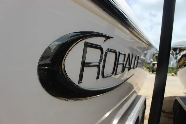 Slide: The Image of Robalo 246 Cayman 2022 - 26