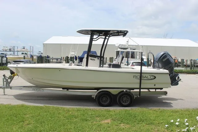 Slide: The Image of Robalo 246 Cayman 2022 - 32