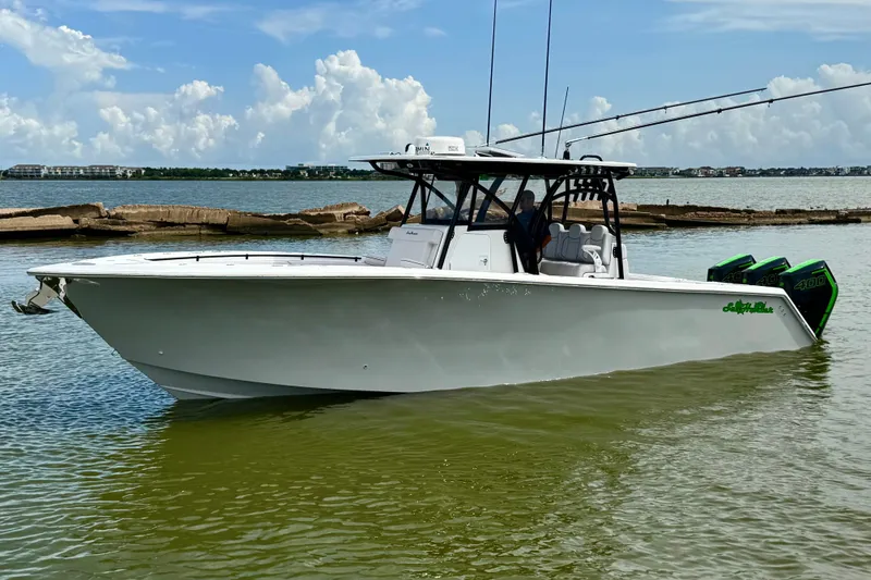 The Image of 2024 SeaHunter 33 Tournament boat on calm water, clear sky background. - 25