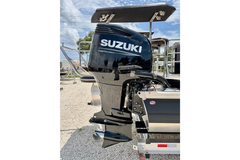 Slide: The Image of Outboard motor on Vanderbilt 700T boat, 2027 model, featuring Suzuki branding. - 36