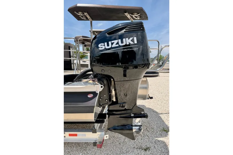 Slide: The Image of Outboard motor on a 2027 Vanderbilt 700T boat, featuring Suzuki branding. - 37