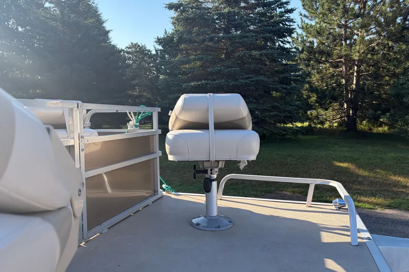Slide: The Image of 1984 Ercoa Captain 21 boat seat with trees in the background. - 4