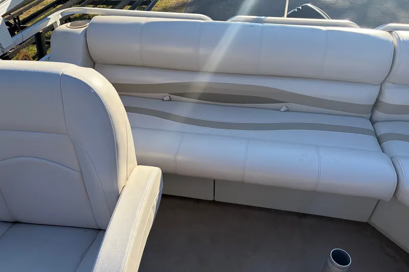 Slide: The Image of White leather seating on a 1984 Ercoa Captain 21 boat. - 9