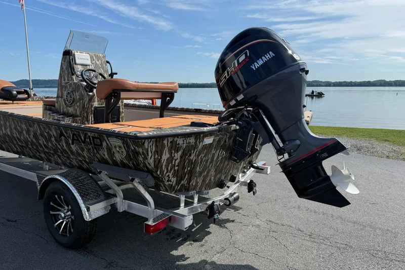 The Image of 2027 Avid 20 Rogue CC boat with Yamaha motor on trailer by lake. - 4