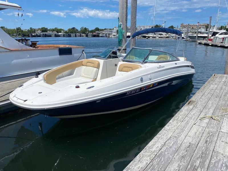 The Image of Sea Ray 240 Sundeck 2011 - 0