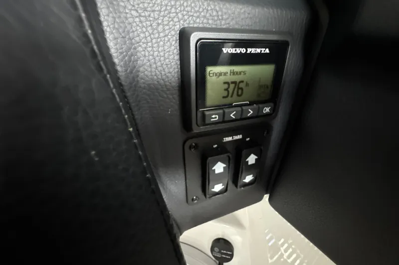 Slide: The Image of Volvo Penta engine hour meter showing 376 hours on Cobalt R8 Surf 2021. - 18