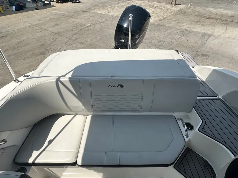 Slide: The Image of Sea Ray 19 SPX OB 2022 - 32