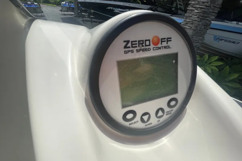 Slide: The Image of Zero Off GPS speed control display on 2017 Heyday WT-2 boat dashboard. - 6