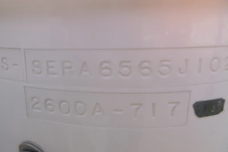 Slide: The Image of Hull identification number on 2002 Sea Ray Sundancer 260 boat. - 22