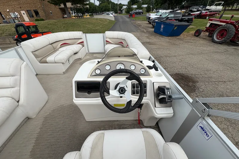 Slide: The Image of Interior of a 2008 Crest 20 II pontoon boat with steering console and seating. - 23