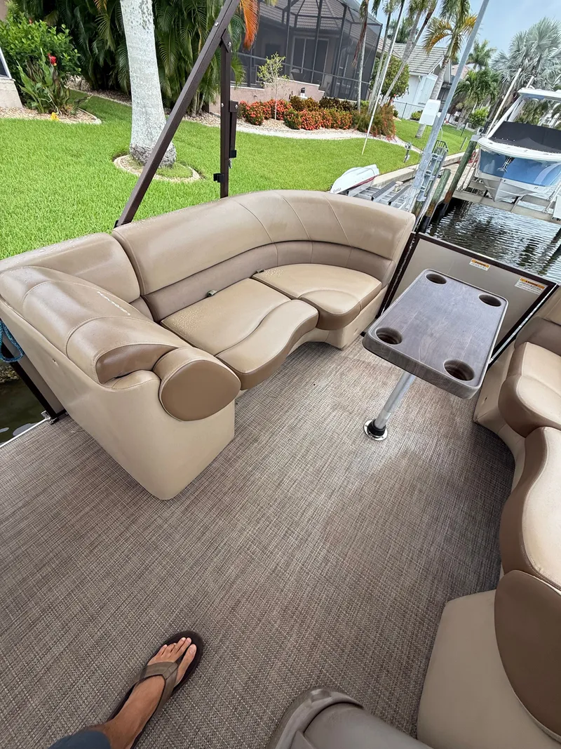 Slide: The Image of The image shows the cockpit of a 2018 Veranda VVF25F2 with beige leather seating and a table. - 7