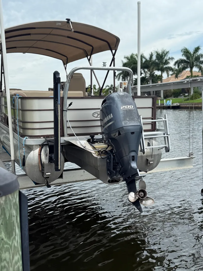 Slide: The Image of The image shows a 2018 Veranda VVF25F2 pontoon boat with a Yamaha 200 outboard motor. - 4