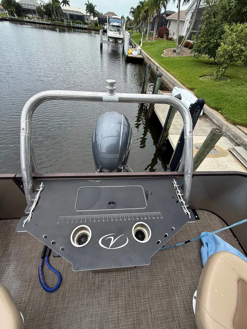 Slide: The Image of The image shows the stern of a 2018 Veranda VVF25F2 boat with an outboard motor. - 13