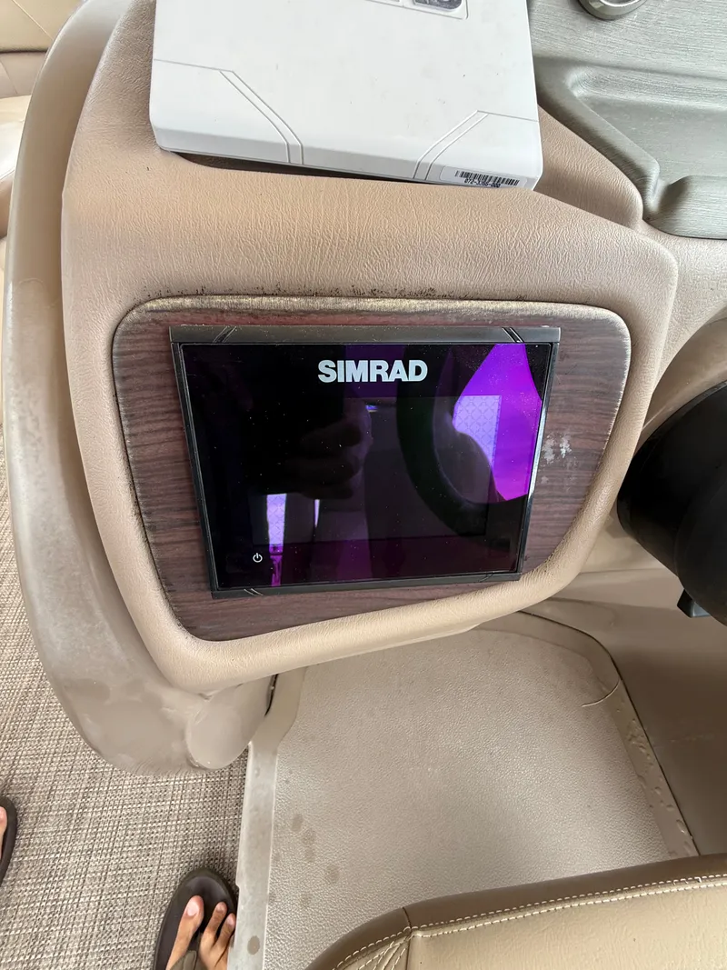 Slide: The Image of Simrad screen in a 2018 Veranda VVF25F2 boat. - 10