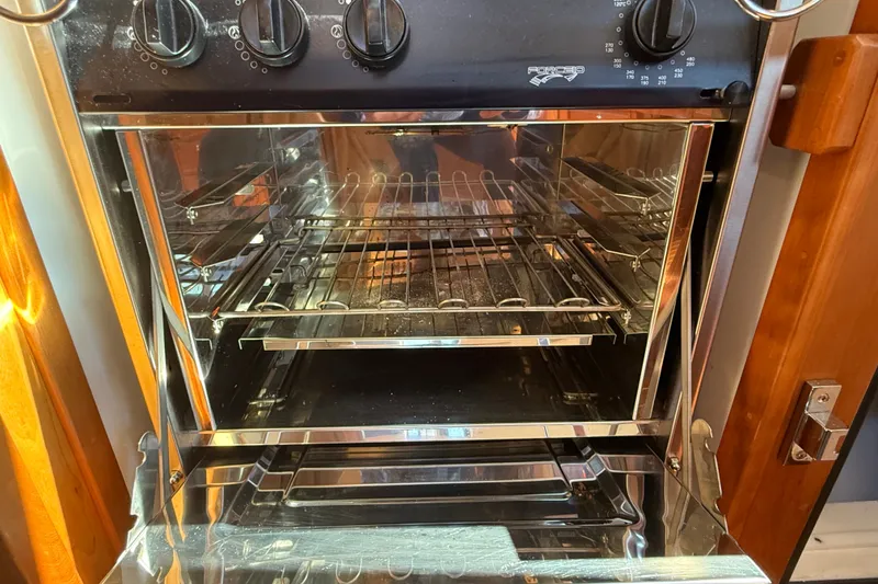 Slide: The Image of Sabre 386 oven, 2009 model, with open door and visible racks. - 33