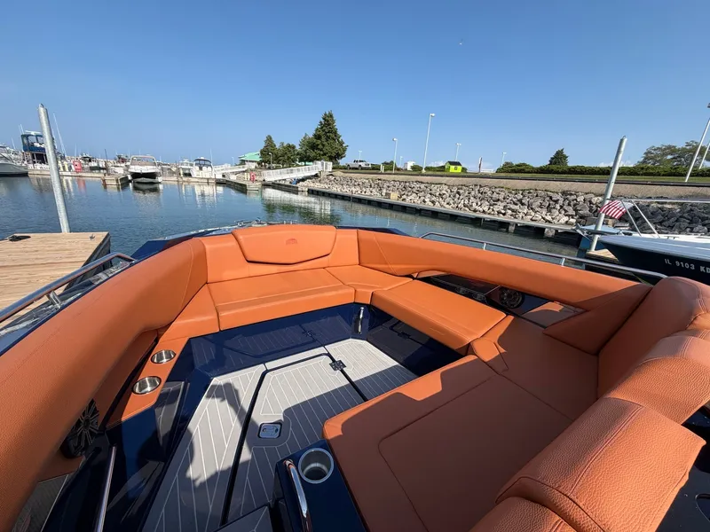 Slide: The Image of Cruisers 338 CX South Beach Bow Rider 2022 - 11