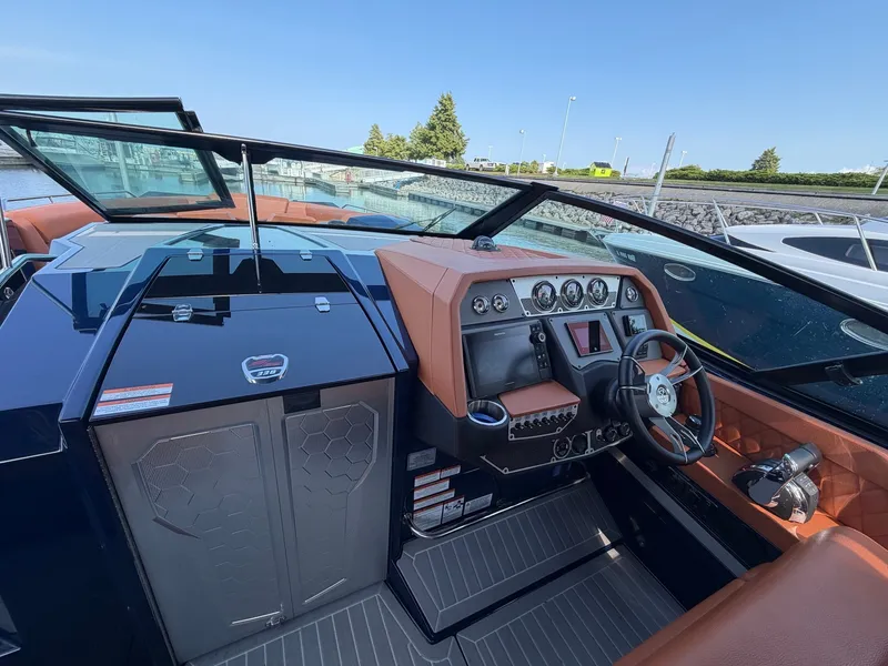 Slide: The Image of Cruisers 338 CX South Beach Bow Rider 2022 - 8