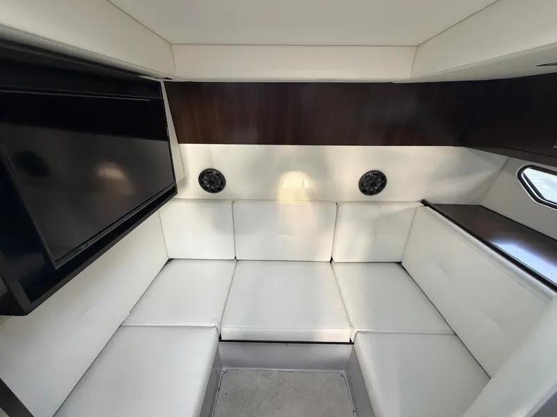 Slide: The Image of Cruisers 338 CX South Beach Bow Rider 2022 - 14
