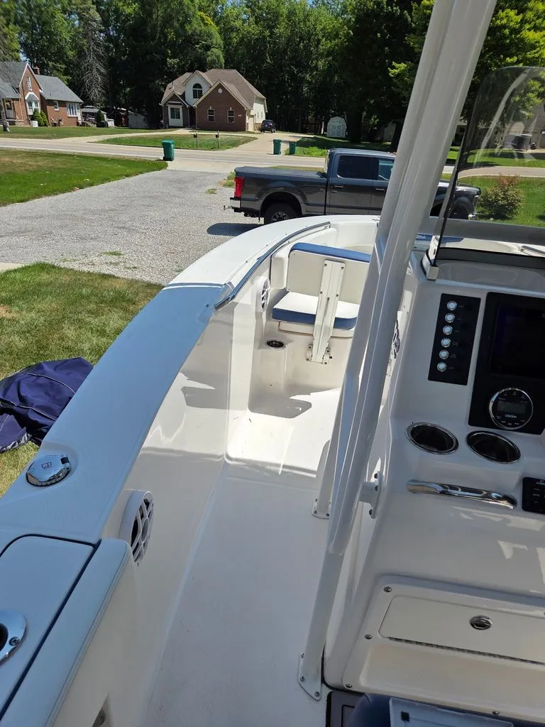 Slide: The Image of Robalo R202 Explorer 2023 - 16