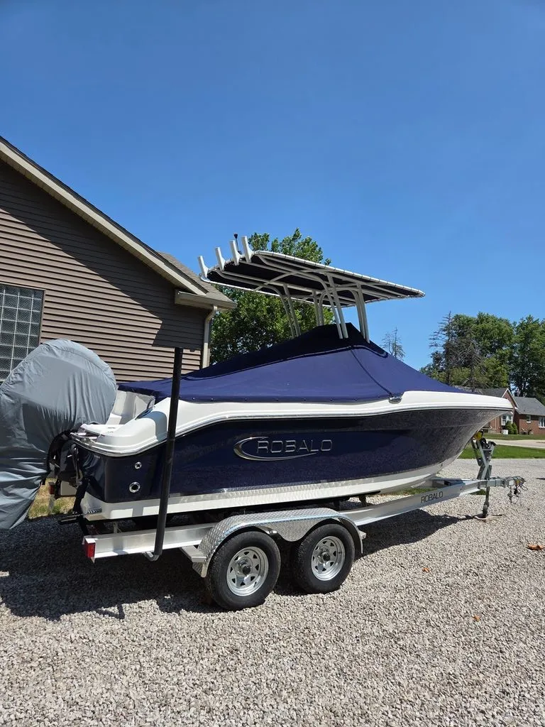 Slide: The Image of Robalo R202 Explorer 2023 - 44