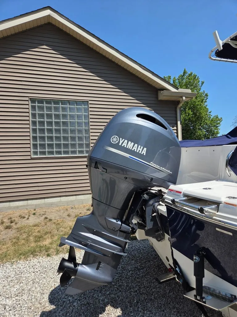 Slide: The Image of Robalo R202 Explorer 2023 - 39