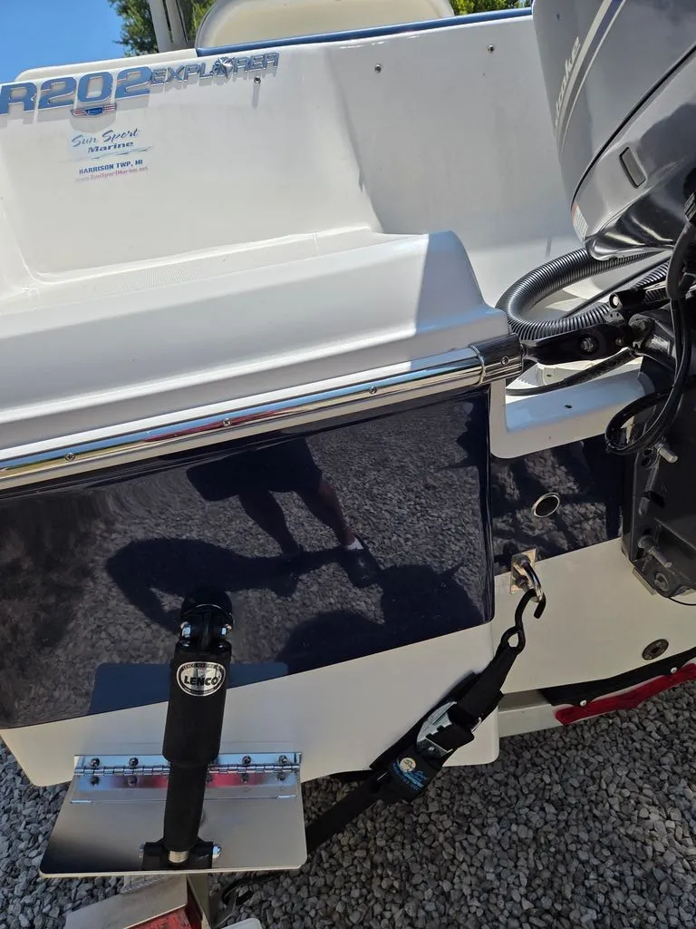 Slide: The Image of Robalo R202 Explorer 2023 - 53
