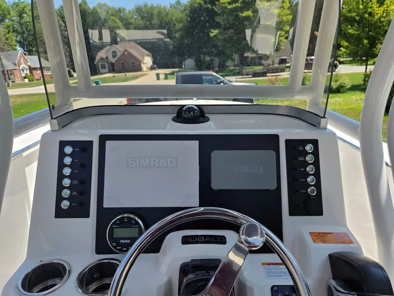 Slide: The Image of Robalo R202 Explorer 2023 - 18