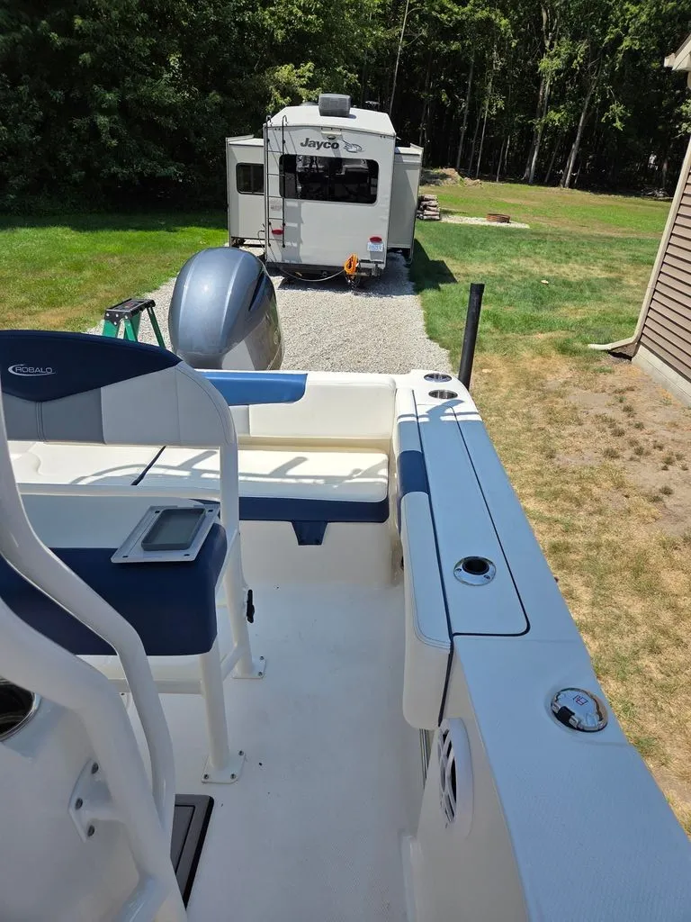 Slide: The Image of Robalo R202 Explorer 2023 - 32