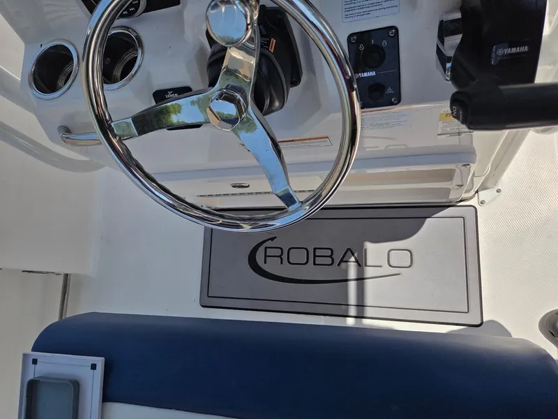 Slide: The Image of Robalo R202 Explorer 2023 - 20