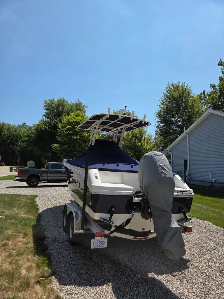 Slide: The Image of Robalo R202 Explorer 2023 - 43