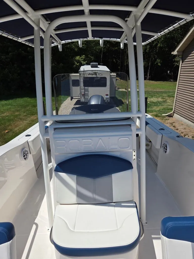 Slide: The Image of Robalo R202 Explorer 2023 - 15