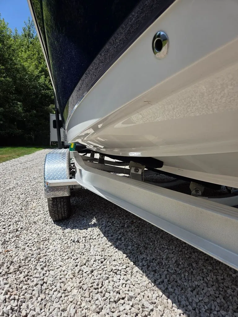 Slide: The Image of Robalo R202 Explorer 2023 - 47